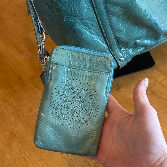 Coach 2012 Audrey Teal patent Leather with matching wristlet - Picture 4 of 5